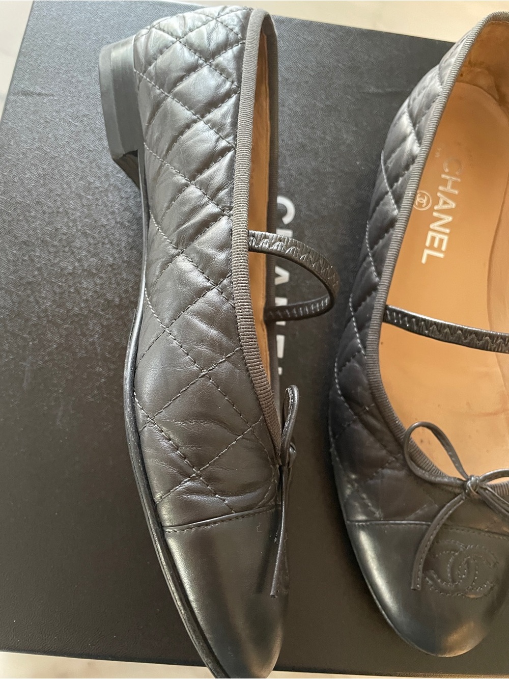 CHANEL Black Quilted Leather Ballet Flats with Bow and CC Emblem - Picture 7 of 7